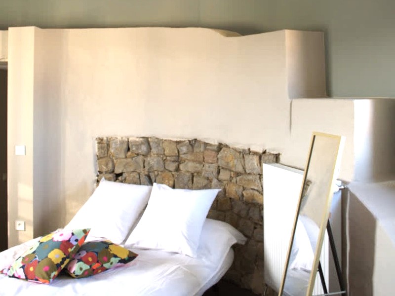 Chambre Notre-Dame : chambre triple (3 lits 90x200) avec WC et salle d'eau privative. Chambre Lucy : chambre quatruple (2 lits 90x200 + 2 lits 80x200) . Chambre du Donjon : chambre double (2 lits 90x200) avec canapé- lit BZ 2 places (140x200) Les chambres Lucy et du Donjon se partagent une salle d'eau commune avec WC.