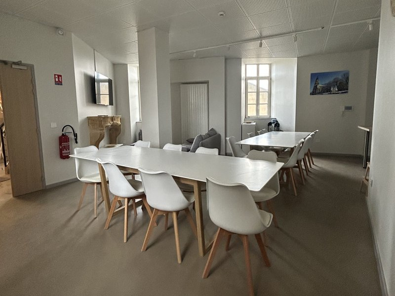 Pièce de vie commune, cuisine équipée, toilettes communes, vaisselle, Télévision - Wifi gratuit