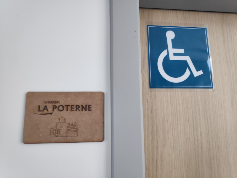 Chambre de La Poterne : chambre PMR (1 lit 80x200) et sa salle d’eau attenante avec WC.